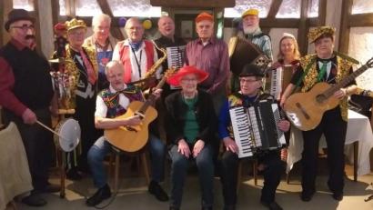 Bild: ang
Hans Kowatsch, Herbert Storek, Josef Kämpf, Edeltraud Frank, Marianne Helm und Christa Böhm (von links) deckten beim Musikantenfasching die Unterschiedlichkeiten und letztlich doch Gemeinsamkeiten von Mann und Frau auf.