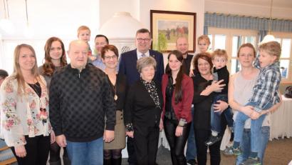 Bild: bö
Es war ein guter und erlebnisreicher Tag für die Jubilarin: Ihren 95. Geburtstag feiert Sophie Rauch (Mitte vor Bürgermeister Peter Braun) im Kreis ihrer Familie mit ihren Kinden, Enkeln und Urenkeln.