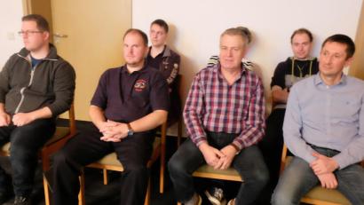 Bild: ohr
Die Vorstellung des Feuerwehrbedarfsplanes der Gemeinde Stulln 2019 auf ein starkes Interesse. Unter den Zuhörern befinden sich (vorne von links) 1. Kommandant Michael Altrichter, Stellvertreter Christoph Bierner und Ehrenkommandant Alois Luber sowie weitere Aktive.