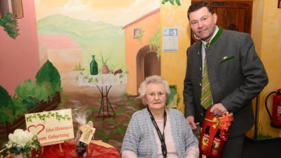 Bild: bey
Bürgermeister Rainer Rewitzer gratuliert Frieda Wurm im Namen der Stadt.