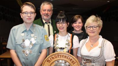 Bild: dl
Die „Hoheiten“ des VPC Thanstein Jugendkönig Alexander Flierl, Liesl Julia Dirscherl mit ihren Stellvertreterinnen Lisa Dirscherl und Michaela Zisler (von links). Schützenmeister Ludwig Dirscherl gratulierte.
