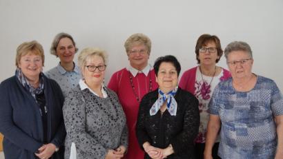 Bild: weu
Nach 20 Jahren übergab Annemarie Eibl (Mitte) die Leitung des evangelischen Frauenkreises an Regina Sauter (Dritte von links), die mit ihrem Mitarbeiterinnenstab den Kreis zukünftig gestalten wird. Pfarrerin Ruth Schlinke (Zweite von links) dankte für das Engagement.