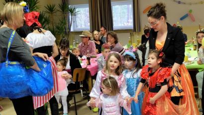 Bild: wlr
Die "Ikeatasche" war auch auf dem Kinderfasching unterwegs und ließ massenhaft Konfetti fliegen.