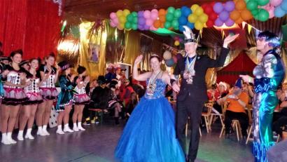 Bild: jml
Königlicher Glanz beim letzten Ball-Auftritt des Prinzenpaares in dieser Faschings-Saison. Links die Kohlberger Gardemädchen, Prinzessin Susi I. und Prinz Michael I. mit Moderator(in?) Steffi (Stefan Gebhardt).