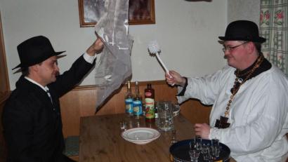 Bild: gz
Die Vergebung mit Hochprozentigem erfolgt am Aschermittwoch durch den Faschingspater.