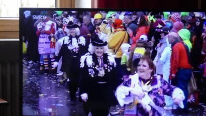 Bild: rn
Mit den Mainzer "Gardinen" genoss Elisabeth Eisner (vorne, rechts) den Rosenmontagszug in der Domstadt.