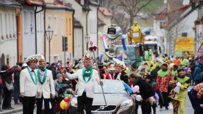 Bild: jma
Stadtgarde-Präsident Danny Schuster marschiert an der Spitze des Umzuges durch die Straßen der Stadt Auerbach.