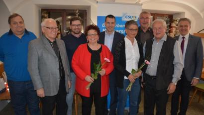 Bild: pz
Eine ganze Reihe von jahrzehntelangen Mitgliedern ehrte die CSU Konnersreuth. Geehrt wurden (von links) Walter Hart, Josef Sölch, Philipp Schwan, Christa Wölfl, Andreas Malzer, Barbara Wenisch und Robert Kutzer. Ihnen gratulierten Alt-Bürgermeister Michael Hamann und stellvertretender CSU-Kreisvorsitzender Roland Grillmeier.