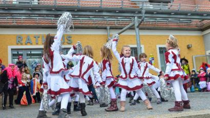 Bild: pj
Vor dem Faschingszug hat die Garde am Ursensollener Rathaus ihren umjubelten Auftritt.