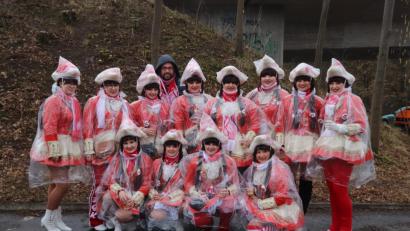 Bild: mfh
Ein bisserl Regen ist kein Grund, zu Hause zu bleiben. 12 Gardemädels der Knappnesia trotzten dem Nass.