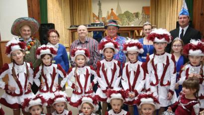 Bild: roh
Mit Faschingsorden wurden hinten von links Theo Höfer, Therese Schraml, Willi Schlicht und Sitzungspräsident Erwin Bächer vom Prinzenpaar aus Krummennaab (rechts daneben) geehrt; davor die Kindergarde aus Krummennaab.