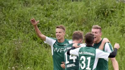 Bild: Ziegler
Dominik Haller (links) mit seinen Teamkollegen der DJK-Gebenbach.