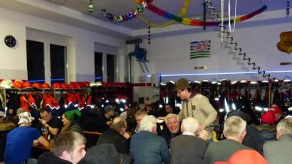 Bild: hme
Die Fahrzeughalle der Neudorfer Wehr ist sehr gut gefüllt, darunter sind auch viele Oberwildenauer.