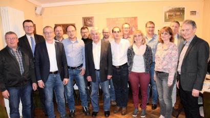 Bild: bö
Fast schon in Rekordzeit hatte es stellvertretender CSU-Kreisvorsitzender Patrick Fröhlich (Zweiter von links) geschafft, die Wahl des neuen CSU- Vorstands des Ortsverbandes Rieden-Vilshofen abzuarbeiten. Rechts Vorsitzender Josef Weinfurtner, Dritter von links. Bürgermeister Erwin Geitner.