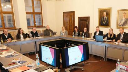 Bild: Susanne Schwab, Stadt Amberg
Unter der Leitung von Oberbürgermeister Michael Cerny (Dritter von rechts) sowie Sabrina Liermann (Zweite von rechts) und Martin Reinhardt (rechts) vom Amt für soziale Angelegenheiten fand im Rathaus ein seniorenpolitisches Austauschgespräch statt.