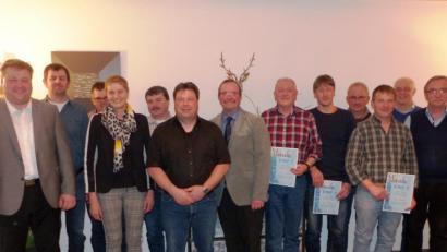 Bild: jp
Die neue Führung des CSU-Ortsverbands Kastl mit den neugewählten und den geehrten langjährigen Mitgliedern von links vordere Reihe: Stefan Braun, Monika Breunig, Roland Bösl und Andreas Otterbein.