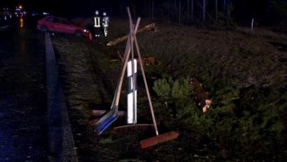 Bild: pwrl
Aufräumarbeiten auf der A93 auf Höhe der Rastanlage Waldnaabtal-West: Der Sturm ließ am Montagabend einen Baum auf die Fahrbahn stürzen.