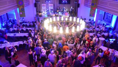 Bild: Kunz
Großartige Stimmung: Das Haus der evangelischen Gemeinde ist bei der "60's Revival Party ausverkauft.