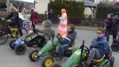 Bild: Houschka
Mit stürmischem Rückenwind flott unterwegs: Die Kinder von Freihöls starten auch heuer zu ihrem Faschingszug durch den Ort.