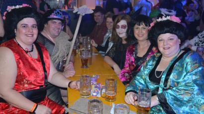 Bild: jr
Tolle Masken waren beim Rosenmontagsball in Leonberg zu bewundern. Junggebliebene und die Jugend genossen die närrischen Stunden bei toller Musik und guter Laune.