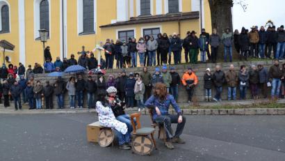 Bild: gi
Hochzeit mit Hindernissen: Die Brautleute kommen nicht an die Trauringe, weil der Kofferraum des Oldtimers nicht aufgeht.