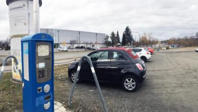 Bild: Gabi Schönberger
Bisher müssen Besucher auf dem Parkplatz gegenüber der Mehrzweckhalle werktags ein Ticket lösen. Auch sonntags will
die Stadt künftig bei größeren Veranstaltungen abkassieren. Zum ersten Mal passierte dies beim Narrhalla-Kinderfasching.