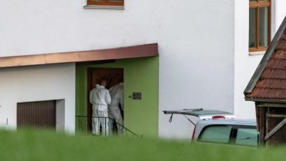 Bild: Armin Weigel
Beamte der Spurensicherung betreten ein Wohnhaus, vor dem ein Leichenwagen steht.