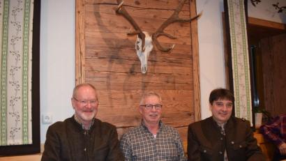 Bild: wku
Nach der Vertragsunterzeichnung freuen sich (von links) Kurt Tausendpfund, Jagdvorsteher Herbert Kopp und Markus Aigner über den Abschluss der Jagdpacht bis 2031.