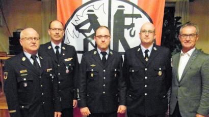 Bild: hl
Kreisbrandinspektor Otto Braunreuther (von links) und Kreisbrandmeister Alois Schindler sowie Bürgermeister Werner Nickl (rechts) gratulieren dem neuen ersten Kommandanten Hans Birkner (Mitte) und dem neuen zweiten Kommandanten Marcus Völkl zu ihren Ämtern.
