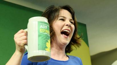 Bild: Tobias Hase/dpa
Annalena Baerbock, Bundesvorsitzende von Bündnis 90/Die Grünen hält beim politischen Aschermittwoch von Bündnis 90/Die Grünen in Landshut.