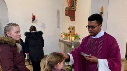Bild: mez
Auch viele Kinder und Jugendliche kamen am Aschermittwoch in der Herz-Jesu-Pfarrkirche, um sich von Kaplan Justin Kishimbe das Aschenkreuz aufstreuen zu lassen, der dabei jedes Mal den Segensspruch "Bekehrt auch und glaubt an das Evangelium" sprach.