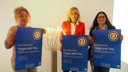 Bild: Bühner
Birgit Brüderer vom "Hope and Joy"-Gospelchor, Inner-Wheel-Präsidentin Christiane Bardenheuer und Past-Präsidentin Alexandra Stangl hoffen am 16. März auf eine voll besetzte Kirche St. Michael.