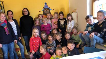 Bild: exb
Da freut sich der Bücher-Bär im Hintergrund! Vorschulkinder des Kinderhauses Heilig Geist machten ersten Antrittsbesuch in der Neuhauser Pfarrbücherei.