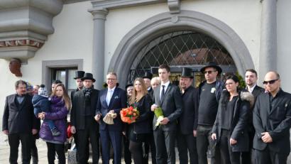 Bild: szl
Da hat nur Bürgermeister Franz Stahl zu Lachen: Er bekommt den Rathausschlüssel und das Stadtsäckel zurück. Damit beenden die Tursiana-Mitglieder mit dem Prinzenpaar Michael I. und Michaela II. am Aschermittwoch die Faschingssession.