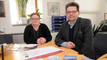 Bild: ge
Sie können mit umfangreichem Info-Material dienen: Kerstin König und Fred Tischler organisieren das Angebot für die Gäste.