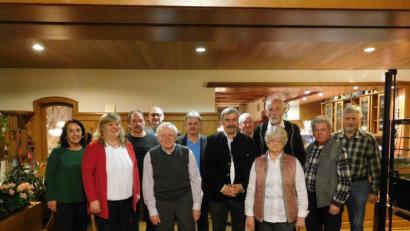 Bild: mof
Die Siedlergemeinschaft Ammerthal ehrt Mitglieder für ihre Treue (vorne, von links): Vorsitzende Anita Knorr, Wilfried Heinz, Kreisvorsitzender Reinhard Ott und Lore Rösl;
hinten (von links): Bürgermeisterin Alexandra Sitter, Hans Windl, Thomas Dockter, Robert Weiß, Alois Englhard, Hans Fick, Herbert Schmid und Hartmut Niewierra.
