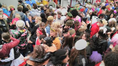 Bild: mma
Faschingsgetümmel in Hahnbach nach dem Umzug: Am Abend war die Polizei immer wieder gefordert.