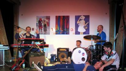 Bild: ubb
Gemütlich wie im Wohnzimmer: Ein Solo von Matze, seine Band lauscht aufmerksam.