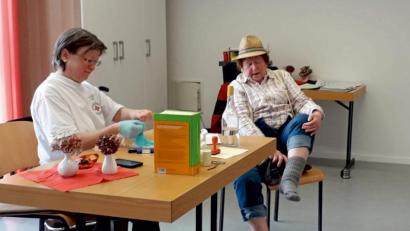 Bild: ow
Richtig gut unterhalten wurden die Senioren der BRK-Pflege bei ihrer Faschingsfeier. Im Sketch „Beim Orthopäden“ brachte der Patient (Eva Eichermüller) mit seinen schmutzigen Füßen den Orthopäden (Edith Uschold) schier zur Verzweiflung.