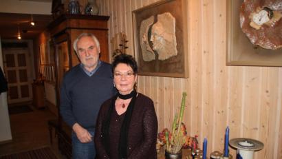 Bild: prh
Ursula Zettler (rechts), Witwe des Grafikers und Designers Lutz Zettler, lebt in ihrem Haus mit den zahlreichen Werken ihres verstorbenen Mannes. Ernst Umann (links) und der Oberpfalzverein wollen in einer Werkschau an den vielseitigen Künstler erinnern.