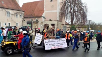 Bild: jml
Das muss doch mal deutlich gesagt werden: „Die Feuerwehr stellt dieses Jahr zum ersten Mal das Prinzenpaar!“ Und sie lassen für die Großbaustellen der Gemeinde schon mal den Betonmischer an.