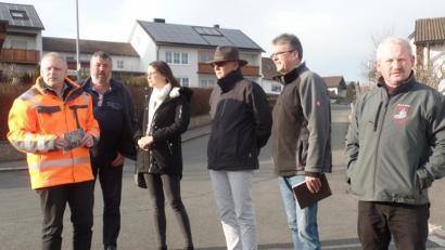 Bild: br
In der „Schupfenwiesen“ in Thurndorf sieht sich der Grundstücks- und Bauausschuss mit Dorferneuerung zusammen mit Berthold Schmid (Zweiter von rechts), dem Bauamtsleiter der Verwaltungsgemeinschaft, um. Eine Beratung und Entscheidung in nichtöffentlicher Sitzung folgt.