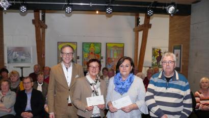 Bild: kgg
Bürgermeister Bernd Sommer, Edith Lippert, Nicole Fürst und Seniorenbeauftragter Siegfried Achatz (von links) bei der Übergabe der Spenden der Senioren im Kunsthaus.