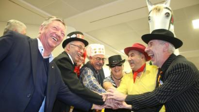 Bild: sne
Verwaltungsrat Hans-Günter Höhbauer, stellvertretender Landrat Albert Nickl, Bürgermeister Rupert Troppmann aus Neustadt, Verkäuferin Beate Merkel, Vorstandsvorsitzender Josef Pflaum und Verkäufer Jürgen Laubert schlagen auf den erfolgreichen Kauf ein.
