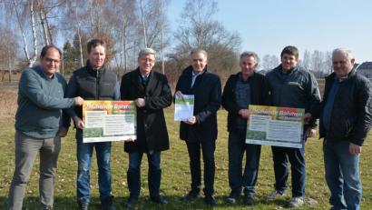Bild: jr
Die Stadt Mitterteich und mehrere Landwirte werben um Patenschaften für neue Blühflächen an den Ortsrändern. Im Bild (von links) Max Zintl, Helmut Grillmeier, Leitender Landwirtschaftsdirektor Wolfgang Wenisch, Bürgermeister Roland Grillmeier, Martin Härtl, Matthias Burger und Theo Dietz.
