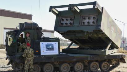 Bild: Markus Rauchenberger/US-Armee
Soldaten, die an der Übung "Dynamic Front 19" teilnehmen, sehen sich einen Raketenwerfer vom Typ "Mars" der Bundeswehr an. Das Fahrzeug gehört zum Artilleriebataillon 131 aus Weiden.