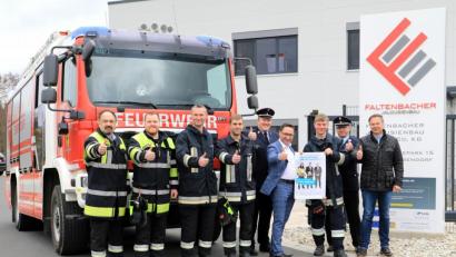 Bild: njn
Landtagsabgeordneter Tobias Gotthardt (vierter von rechts) mit Firmenchef Kurt Faltenbacher (rechts), Kommandant Bernhard Schmidt (fünfter von rechts) und stellvertretenden Kommandanten Wolfgang Gruber (zweiter von rechts) mit einigen Feuerwehrkameraden, die bei der Firma Faltenbacher beschäftigt sind.