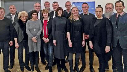 Bild: R. Kreuzer
Vorsitzende Hans-Jürgen Gmeiner (Achter von links) erhielt wieder das Vertrauen seiner Ortsgruppe.