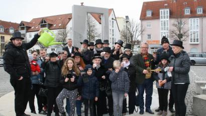 Bild: wro
Die Bestandsaufnahme beim traditionellen Geldbeutelwaschen der Faschingsgesellschaft Wiesau Weiß-Blau ist ernüchternd. Die Geldbeutel sind leer. Kurzerhand holt Roland Oppl seine Gartengießkanne, weil der Rathausbrunnen derzeit noch außer Betrieb ist.