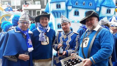Bild: u
Ein Kasten Bier mit Vorgeschichte: Im vergangenen Jahr hatte Werner Stein (rechts) wegen einer Windböe die Verkleidung des Prinzenwagens mit der Musikzug-Standarte lädiert. Als Wiedergutmachung übergaben er und Vorsitzender Maximilian Stein (Zweiter von links) am Rosenmontag in Düsseldorf einen Kasten Bier aus der Hirschauer Schlossbrauerei an Thomas Adam (links), den Präsidenten der Karnevalsgesellschaft Blau-Weiß und den Offizier vom Dienst, Jari Helfsgott (Zweiter von rechts).